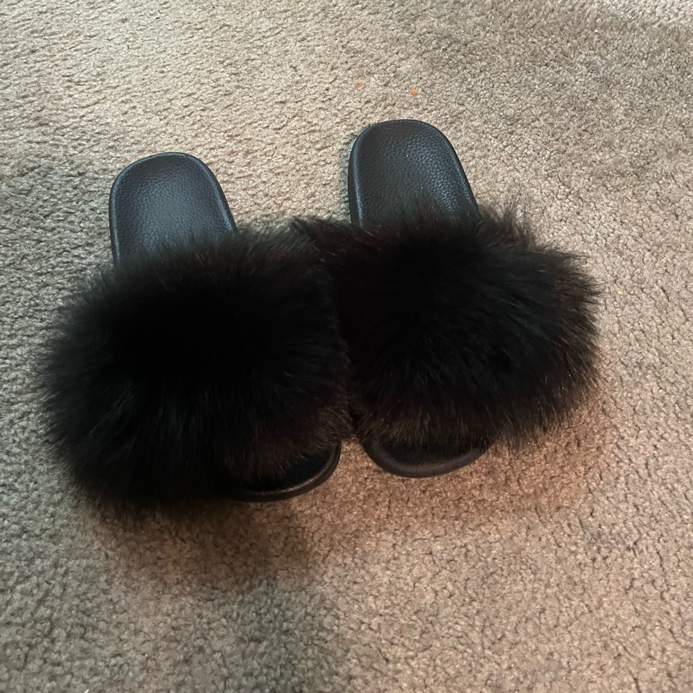 Black faux fur slides